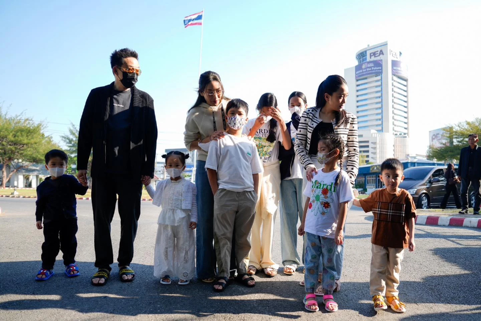 'เอม-อิ๊งค์-โอ๊ค' พร้อมหลาน 7 คน เยี่ยม 'ทักษิณ' ใกล้ชิด