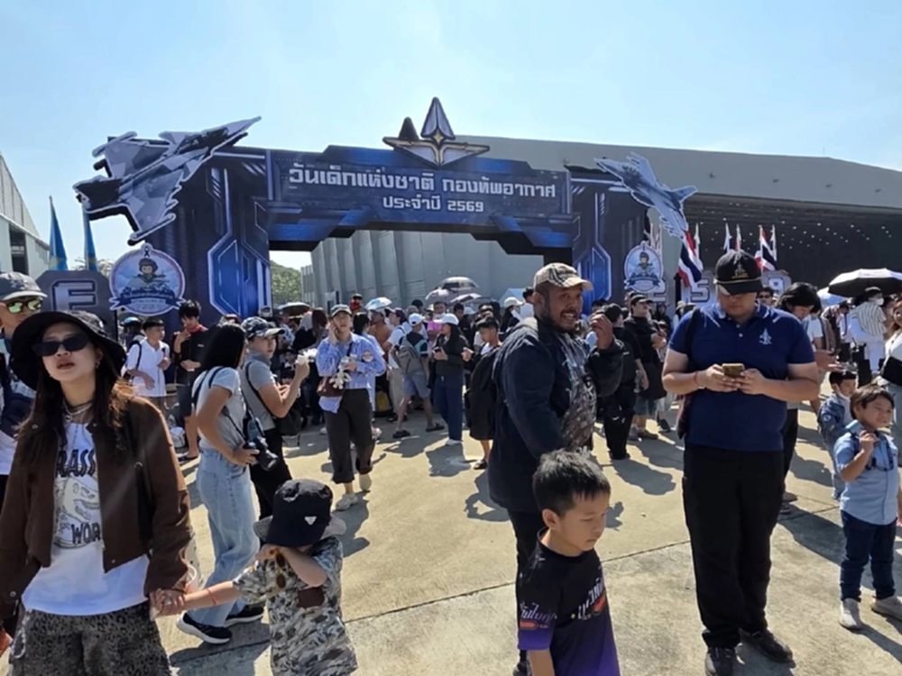 คนนับแสนแห่ชม F-16 กริพเพน บินโชว์วันเด็ก ตัวจริงหย่อนไข่กัมพูชา