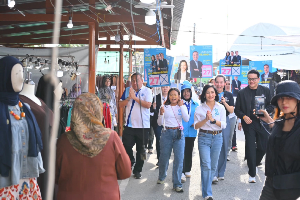 'การดี-สกลธี' นำทีมปชป.กทม.ลงพื้นที่ ชูแก้ปากท้องคนกรุง 'ไทยหายจน'