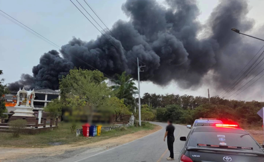 ไฟไหม้โรงงานยากันยุงหินกอง ราชบุรี หวั่นถังน้ำมันใต้ดินระเบิด