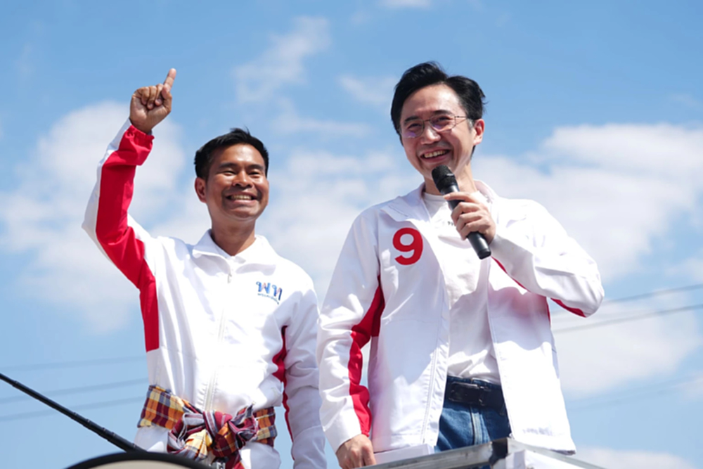 ‘ยศชนัน’ ควง ‘ใหม่ ไอน้ำ’ ขึ้นรถแห่ถิ่น ‘โสภณ’ เมินพื้นที่น้ำเงิน