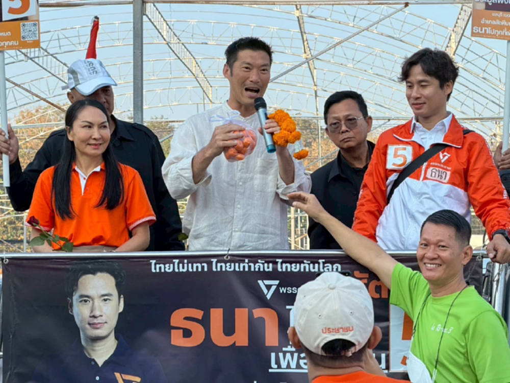 ชาวบ้านถาม 'ธนาธร' ตอบ 'มีเรา ไม่มีเทา' คือลุยปราบโกง ไม่อุ้มคนผิด