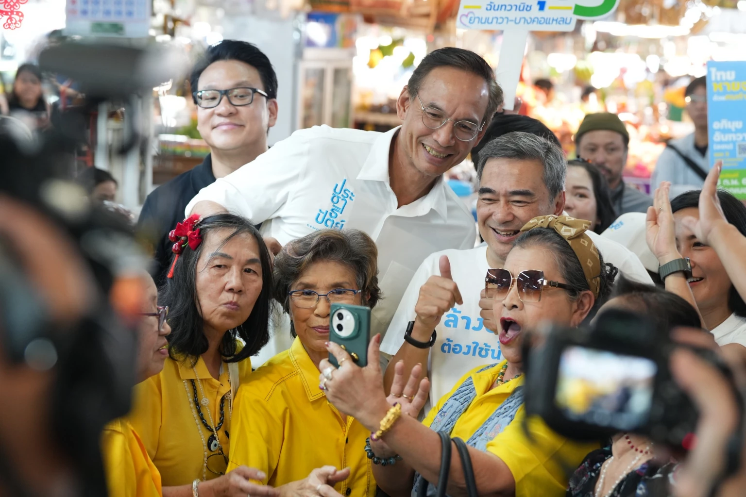 'อภิสิทธิ์' หาเสียง โชว์ดื่มน้ำส้ม ก่อนทิ้งท้าย เหลือให้เขตเดียว