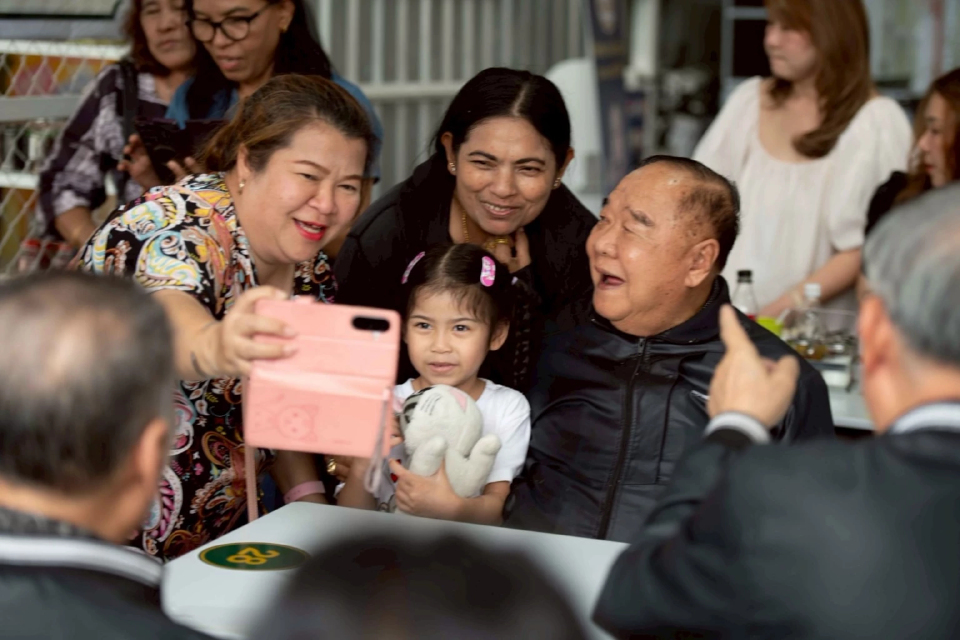 'บิ๊กป้อม'ย่องเงียบ กินก๋วยเตี๋ยวร้านดัง หลังวางมือการเมือง