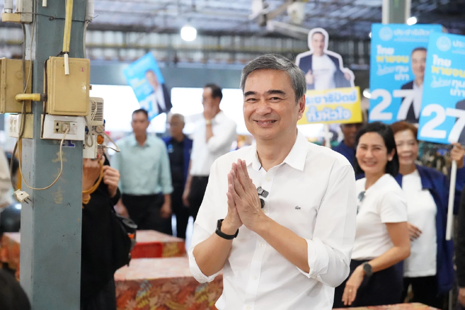 'อภิสิทธิ์' แนะ 'กกต.' เร่งให้ข้อมูลบัตรเลือกตั้ง หวั่นปชช.สับสน