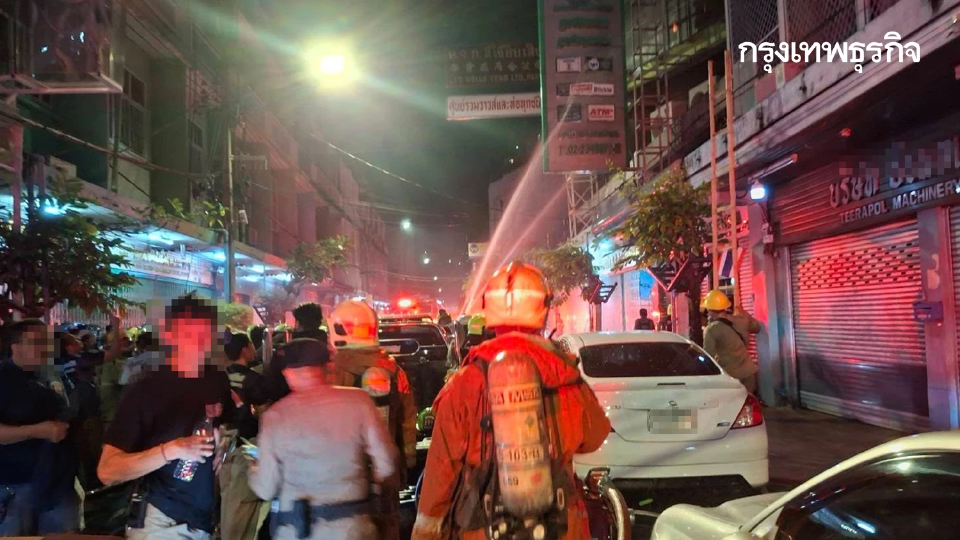 คืบหน้า เหตุด่วน ไฟไหม้ตึก ย่านเยาวราช วอด 3 ชั้น ควันพุ่งท่วมฟ้า