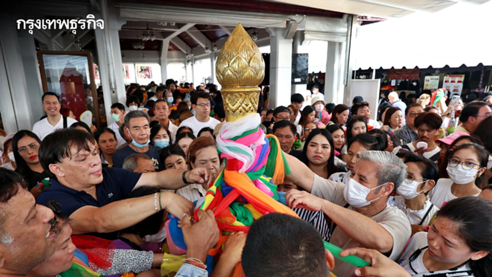 เสริมสิริมงคลรับปีใหม่ 2569 ชาวไทย-ต่างชาติ แห่สักการะศาลหลักเมือง วัดพระแก้ว