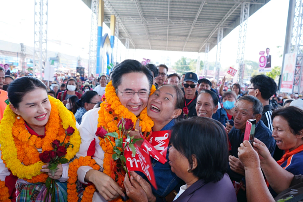 ‘ยศชนัน’ ปราศรัยโคราชถึงถิ่น ‘โกศล’ ย้ำแจกเงินล้าน ปราบทุนเทา