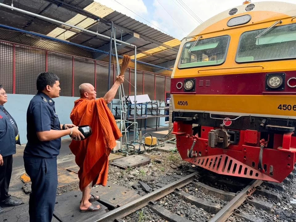 ทำบุญใหญ่ โรงรถจักรบางซื่อ รฟท. นิมนต์ 'หลวงพ่ออ๊อด' อุทิศเหยื่อเครนถล่มสีคิ้ว