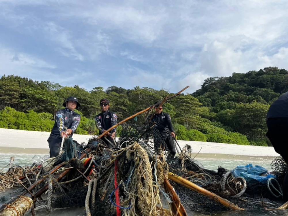 ‘อวนผี’ หนัก 1 ตัน หลอน‘สิมิลัน’   เจ้าหน้าที่อุทยานเร่งเก็บกู้เซฟชีวิตสัตว์ทะเล