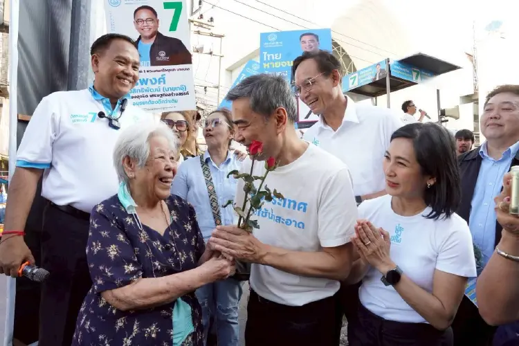 'ปชป.' ขนฟูลทีม บุกตลาดเจ้าพรหม อยุธยา ชูกระจายอำนาจพัฒนาพื้นที่