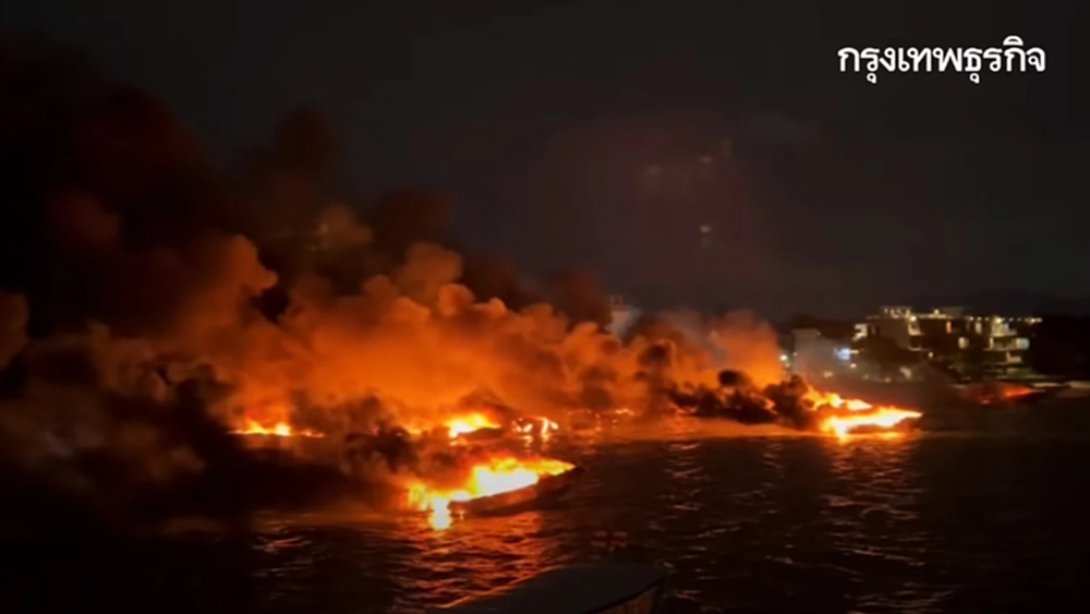 ด่วน เพลิงเผาวินาศอ่าวฉลอง ไฟไหม้เรือสปีดโบ๊ท 10 ลำ คุมเพลิงไม่ได้