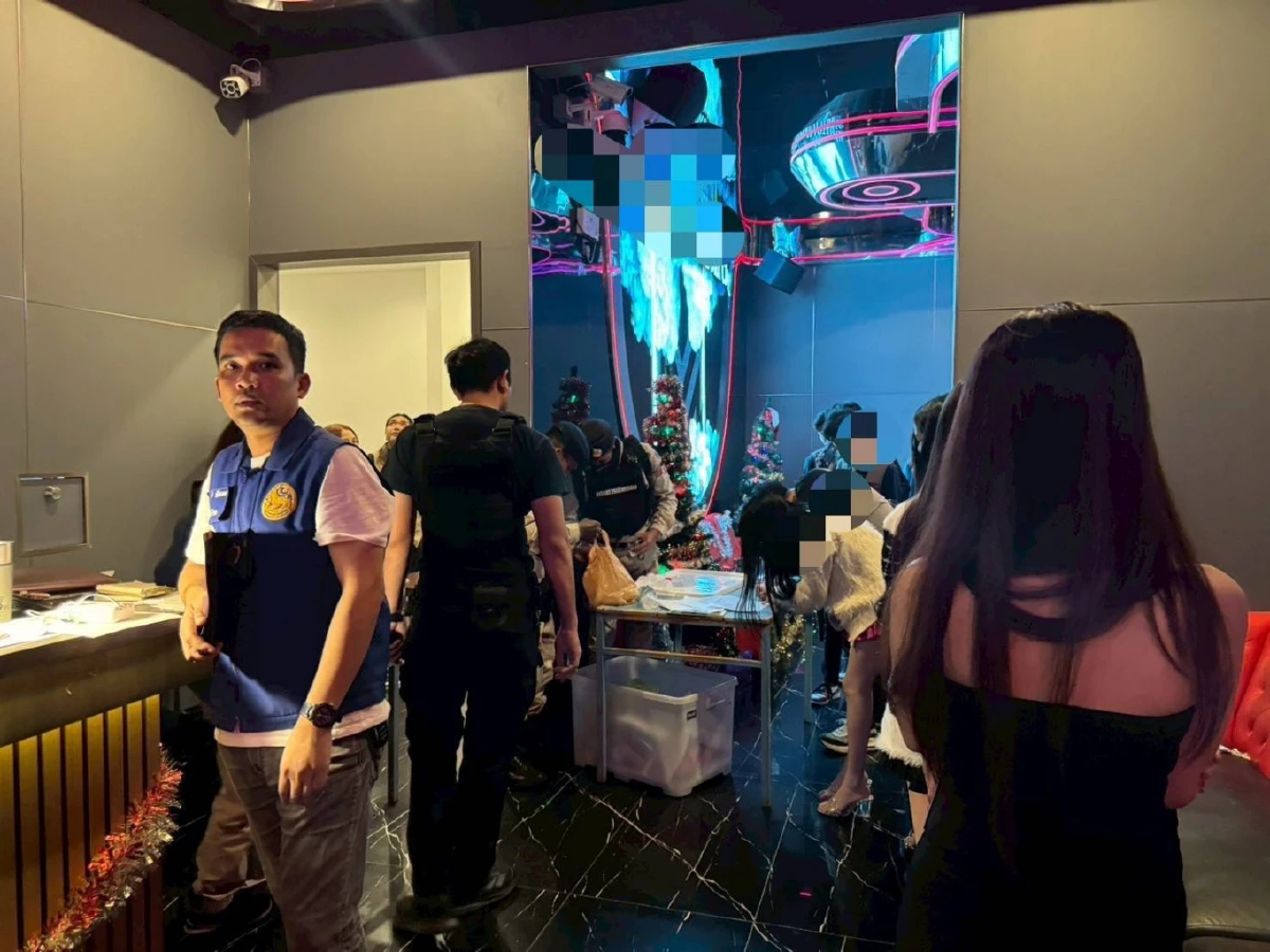 จัดระเบียบสังคม นำกำลัง อส. บุกตรวจผับภูเก็ต ตรวจฉี่ม่วง 8 ราย