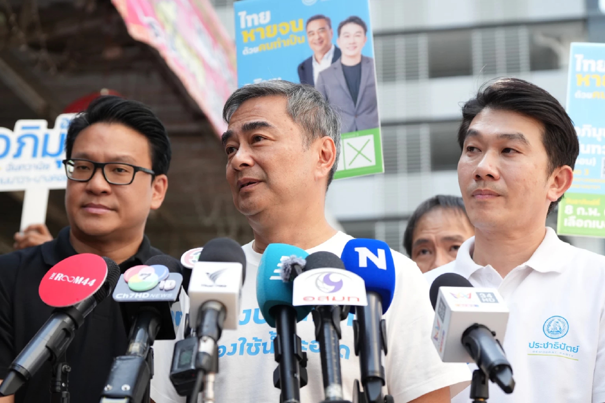 'อภิสิทธิ์' กระทุ้ง 'กกต.' ขยับ-ทำงานเชิงรุกปราบซื้อเสียง