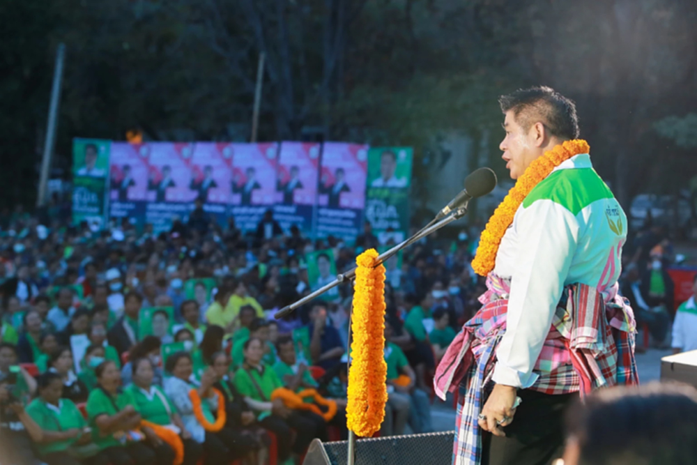 “ร.อ.ธรรมนัส”ลั่นกลางเวทีโคราช พูดแล้วทำ ซัดทุนกดราคาอ้อย–มันฯ