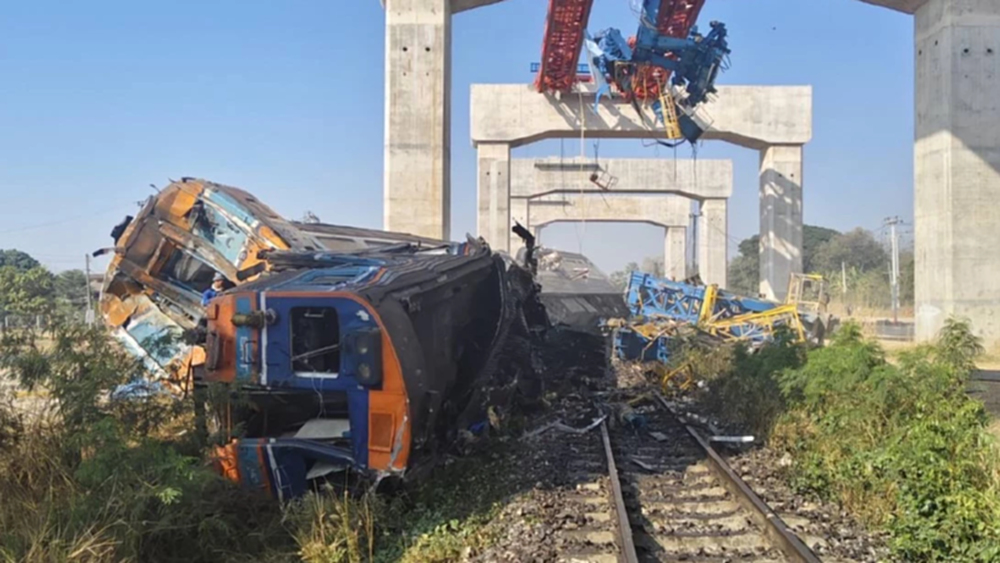 ทบ. ส่งชุดเคลื่อนที่เร็ว ช่วยเหยื่อเครนหล่นทับรถไฟ เปิดช่องเช็กชื่อคนเจ็บ