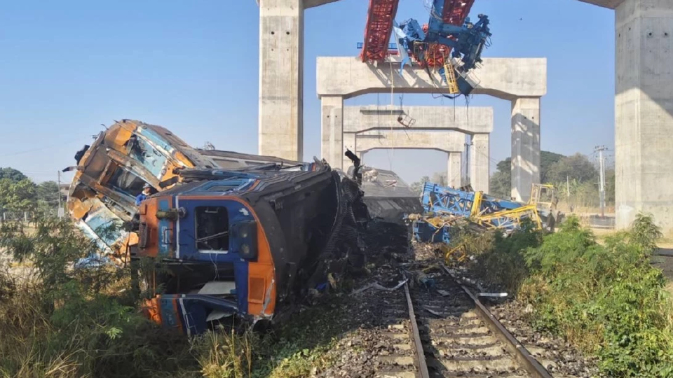 ทบ. ส่งชุดเคลื่อนที่เร็ว ช่วยเหยื่อเครนหล่นทับรถไฟ เปิดช่องเช็กชื่อคนเจ็บ