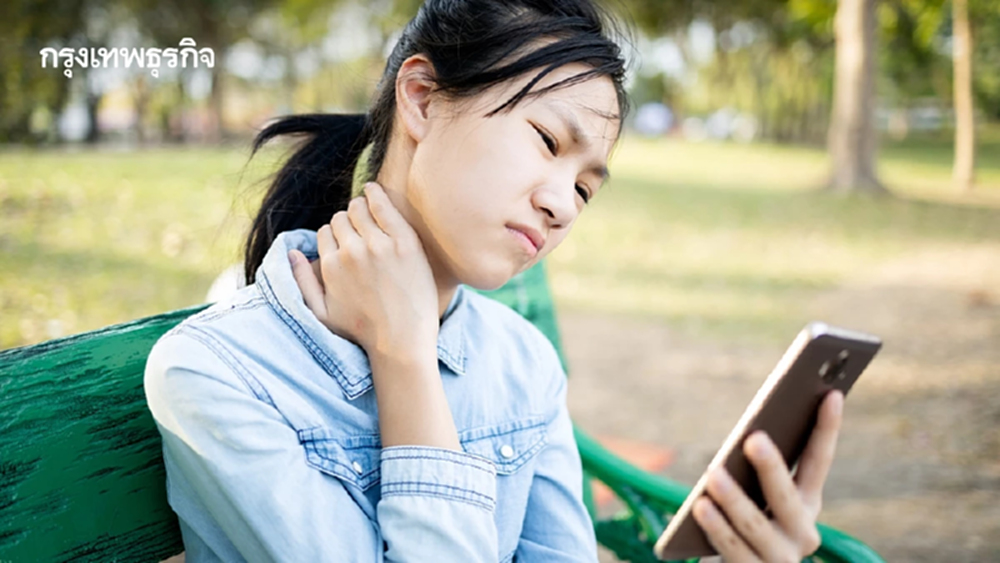‘ก้มหน้าเล่นมือถือ’ 60 องศา เท่ากับแบกข้าวสาร 27 กก.ตลอดเวลา