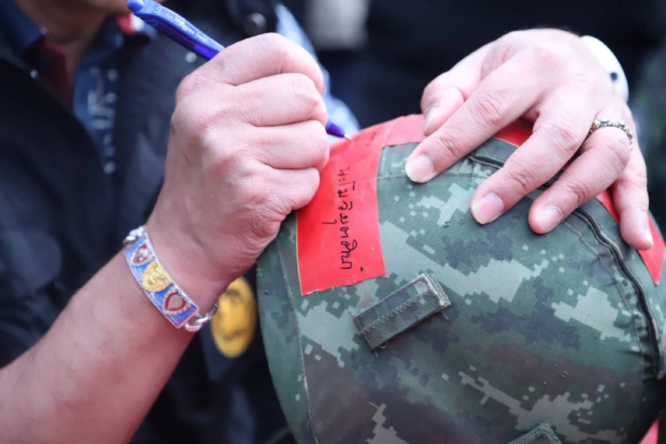 ลุยชายแดนไทย-กัมพูชา นายกฯเยี่ยมทหาร เขียนคาถานกยูงทอง