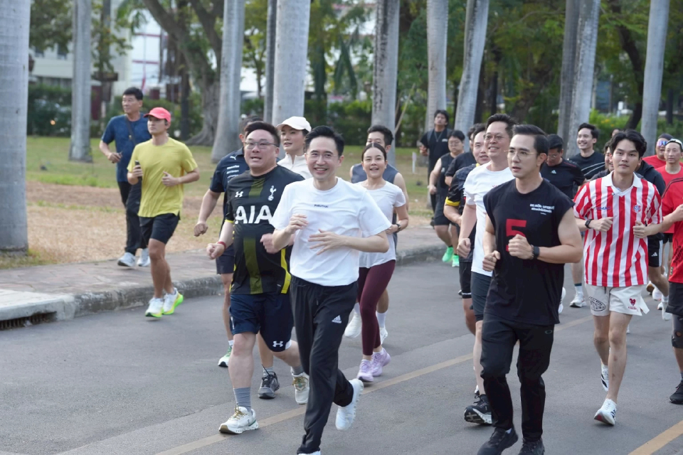 ‘ยศชนัน’ สวมเสื้อเบอร์ 9 นำ ‘ผู้สมัครสส. วิ่งสวนลุม พบ ‘ชัชชาติ’ ชนหมัด-วิ่งคู่