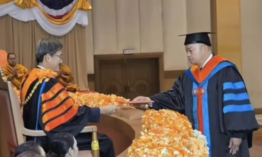 ม.วงษ์ชวลิตกุล  เชิดชูเกียรติ 'แม่ทัพกุ้ง' มอบดุษฎีบัณฑิตกิตติมศักดิ์