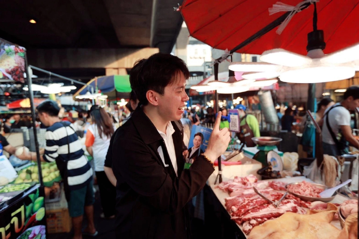 'พงศ์พล–องอาจ' ลงพื้นที่สะพานขวา อ้อนขอคะแนนเสียง