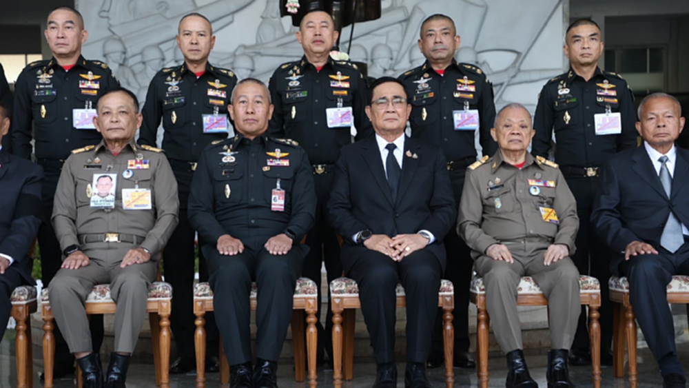 ทภ.1 คึกคัก 'พล.อ.ประยุทธ์' ร่วมวันสถาปนา  ให้กำลังใจทหาร รับไปเยี่ยม ลุงป้อม