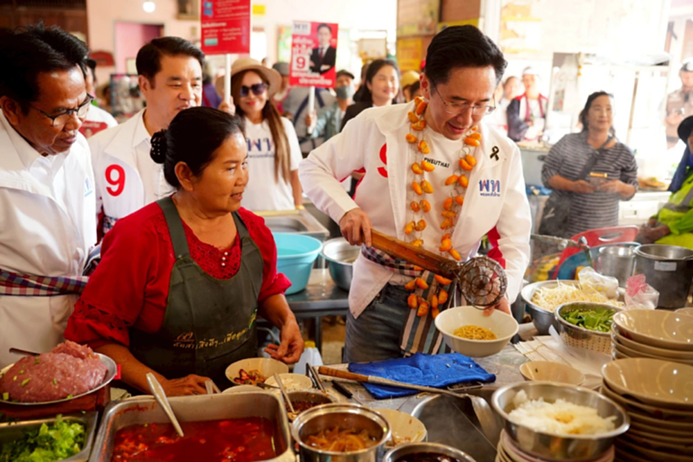 ‘ยศชนัน’ โชว์ลวกบะหมี่ ขอพรวัดแก่งคอย ‘เพื่อไทย’ เหมา สส.สระบุรี