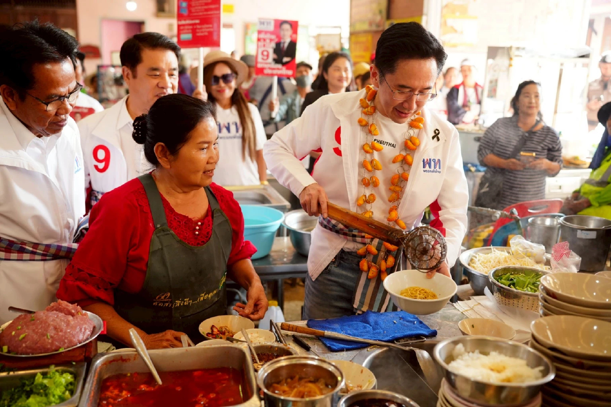 ‘ยศชนัน’ โชว์ลวกบะหมี่ ขอพรวัดแก่งคอย ‘เพื่อไทย’ เหมา สส.สระบุรี
