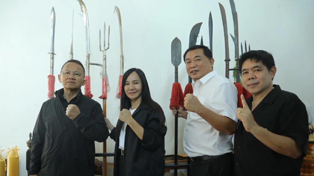 ‘สมศักดิ์-เสี่ยแฮงค์’ กราบพระนเรศวร มั่นใจ ‘พท.’ดวงมา โอกาสเป็นรัฐบาลสูง