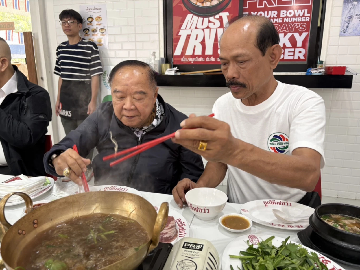 'ลุงป้อม' พาชิมก๋วยเตี๋ยว ร้าน 'น๊อต วรฤทธิ์'ไร้ ดราม่าการเมือง