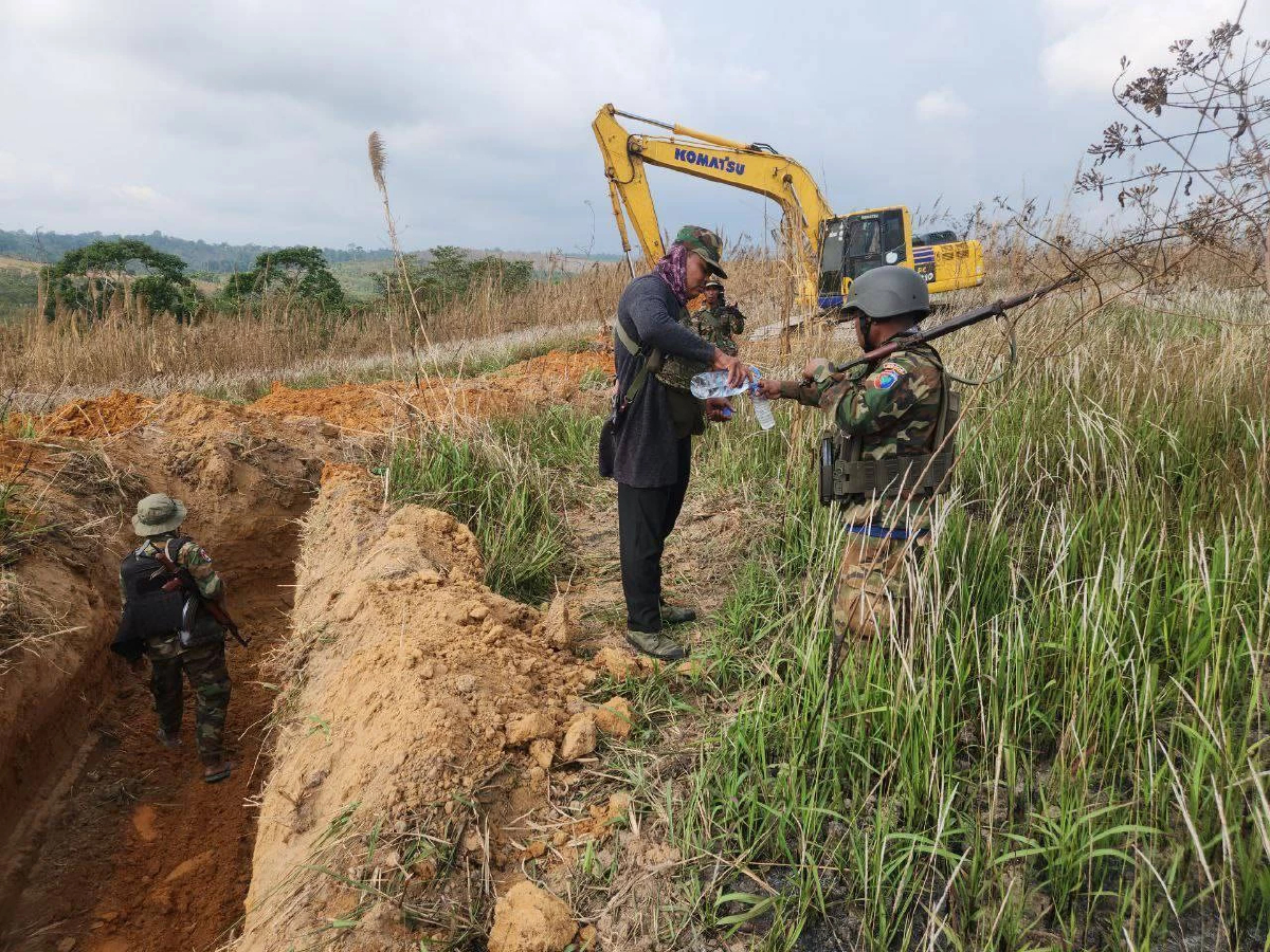 เปิดภาพ กัมพูชา ขุดคูเลต 3 พื้นที่กว่า 1 กม. ประจันหน้าทหารไทย  500 ม.