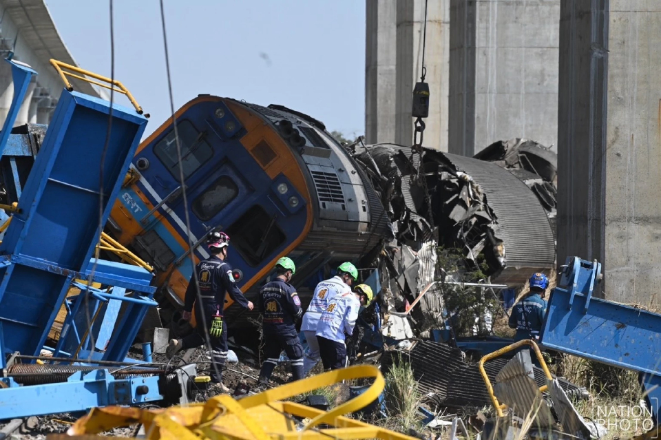 เครนถล่มทับรถไฟที่สีคิ้ว ค้นหาคนตาย-ผู้สูญหาย เปิดภาพล่าสุด