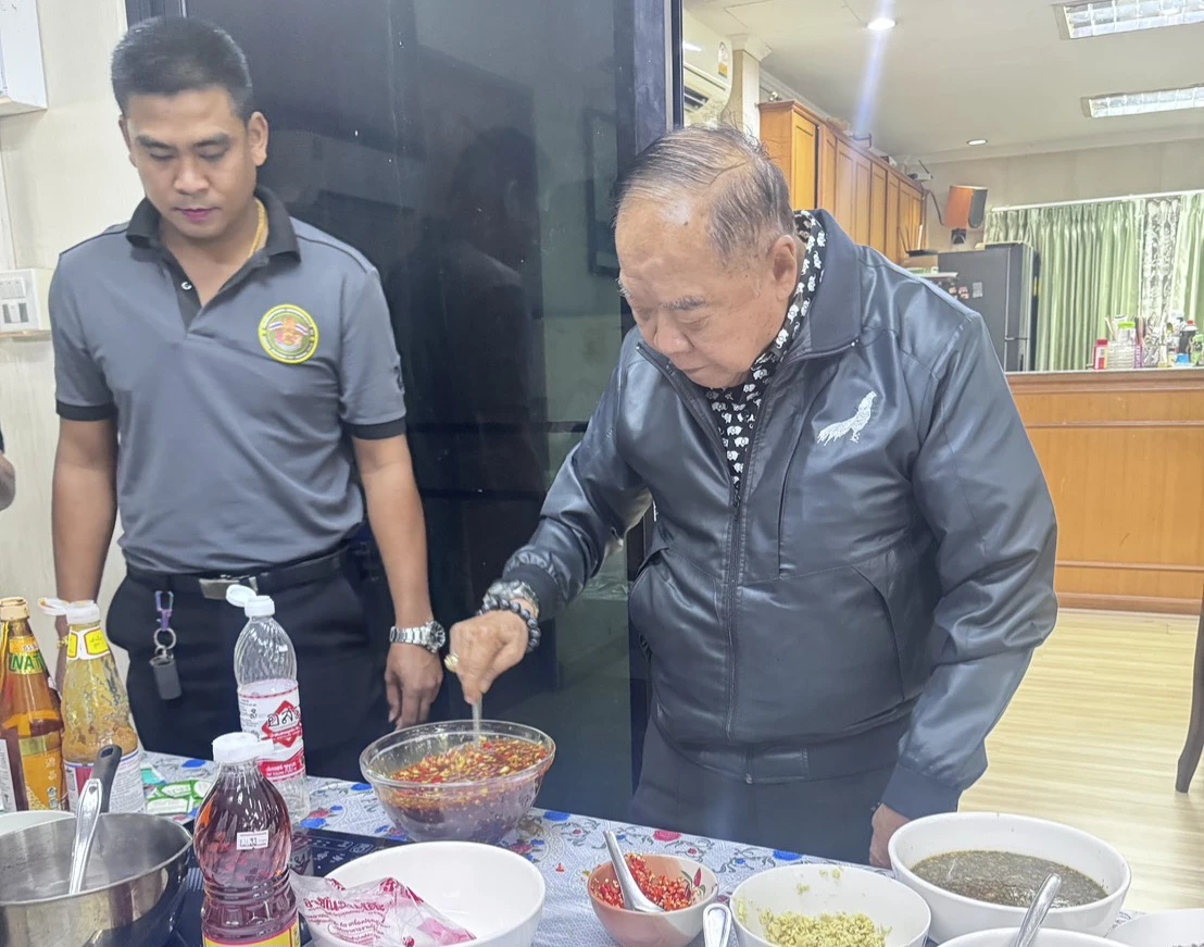 'ลุงป้อม' เข้าครัว โชว์ฝือมือทำ'ข้าวมันไก่' เปิดทีเด็ดน้ำจิ้ม เครื่องแน่น