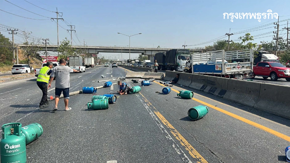 รถแก๊ส พลิกคว่ำ ถนนมิตรภาพ สระบุรี ถังแก๊สตกเกลื่อน เร่งกู้ซาก