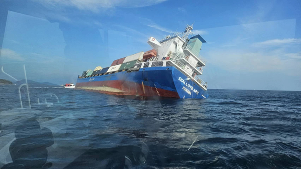 คพ. เฝ้าระวังสั่งกู้สารเคมี 14 ตู้ หลังเรือสินค้าอัปปางทะเลภูเก็ต