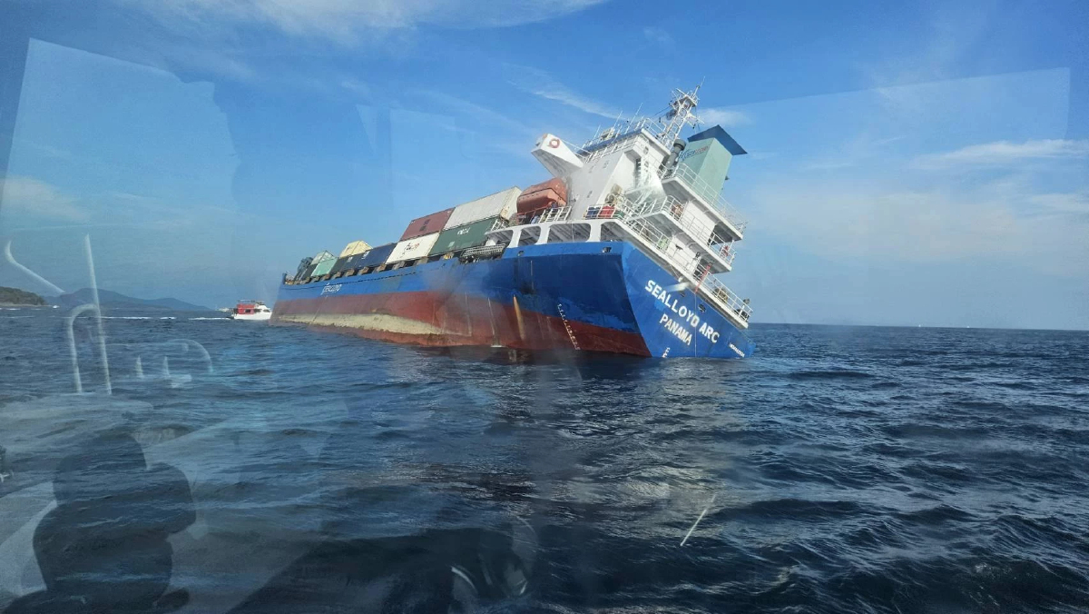 คพ. เฝ้าระวังสั่งกู้สารเคมี 14 ตู้ หลังเรือสินค้าอัปปางทะเลภูเก็ต