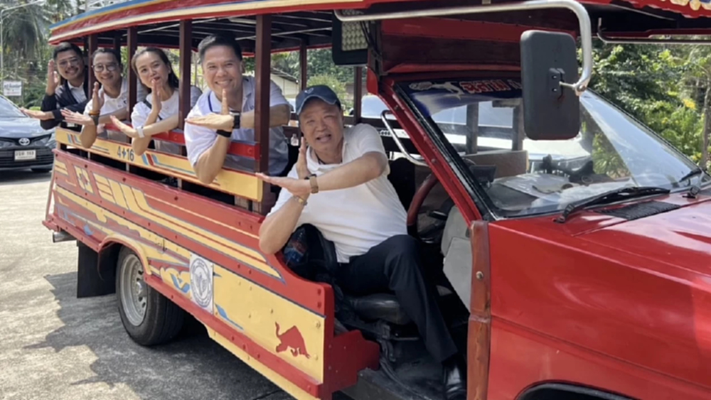 ‘อนุทิน’ ลงพื้นที่ระนอง ขับรถสองแถวไม้แดง ขอบคุณ ปชช. เลือก ภท.