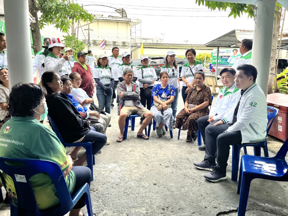 'ธนกฤต' ล้อมวงฟังปัญหาชาวบ้าน ย้ำ 'กธ.' มีนโยบายดูแลความเป็นอยู่