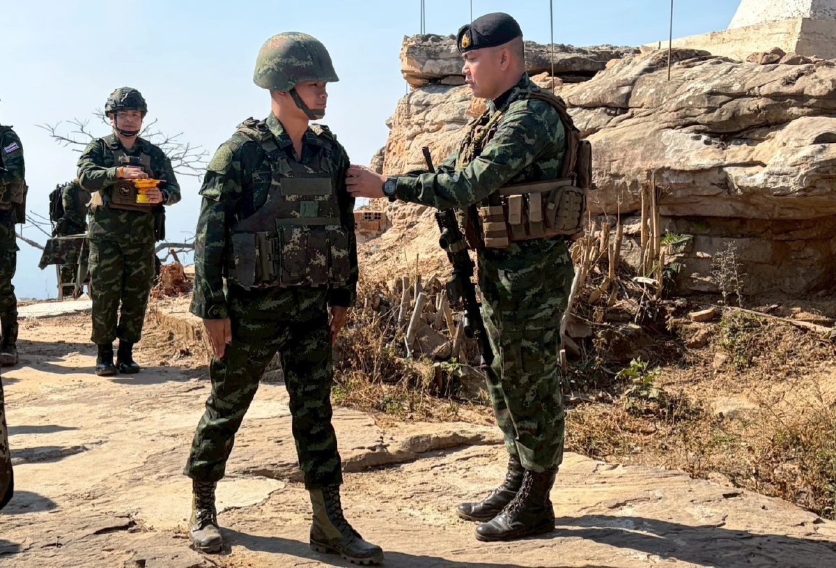 'ผู้พันภูมะเขือ' ประดับยศให้นักรบ ย้ำ เกียรติศักดิ์ศรีทหาร ชายแดนไทย–กัมพูชา