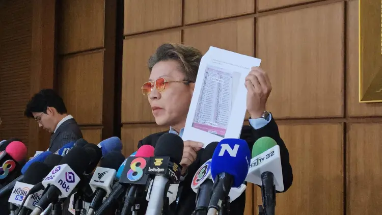 ปชน.ลุยเอาผิดทางปกครอง-อาญา กกต.ปมบาร์โค้ด ทำข้อมูล ปชช.รั่ว