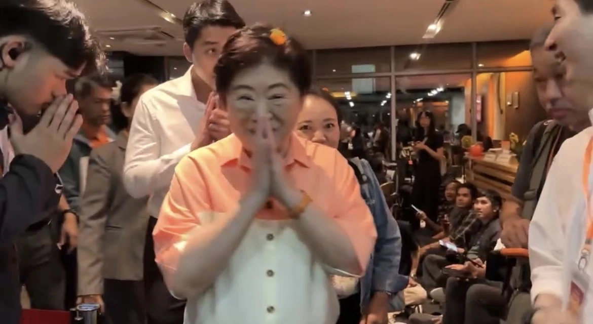 ‘สมพร‘ เข้าพรรค ชูกำปั้นให้กำลังใจ ‘ธนาธร’ ด้าน ‘พ่อเท้ง’ มาด้วย