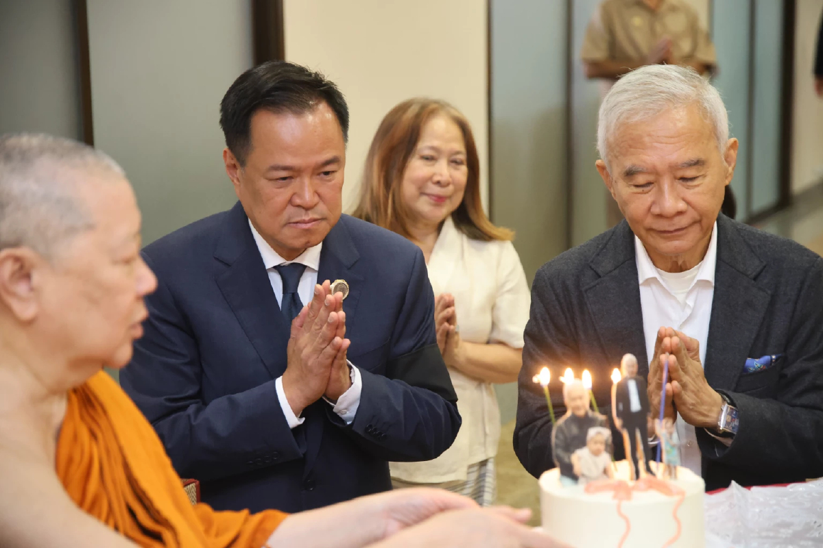 “นายกฯ อนุทิน” รุดอวยพรวันเกิด 71 ปี “สุวัจน์”บรรยากาศอบอุ่น