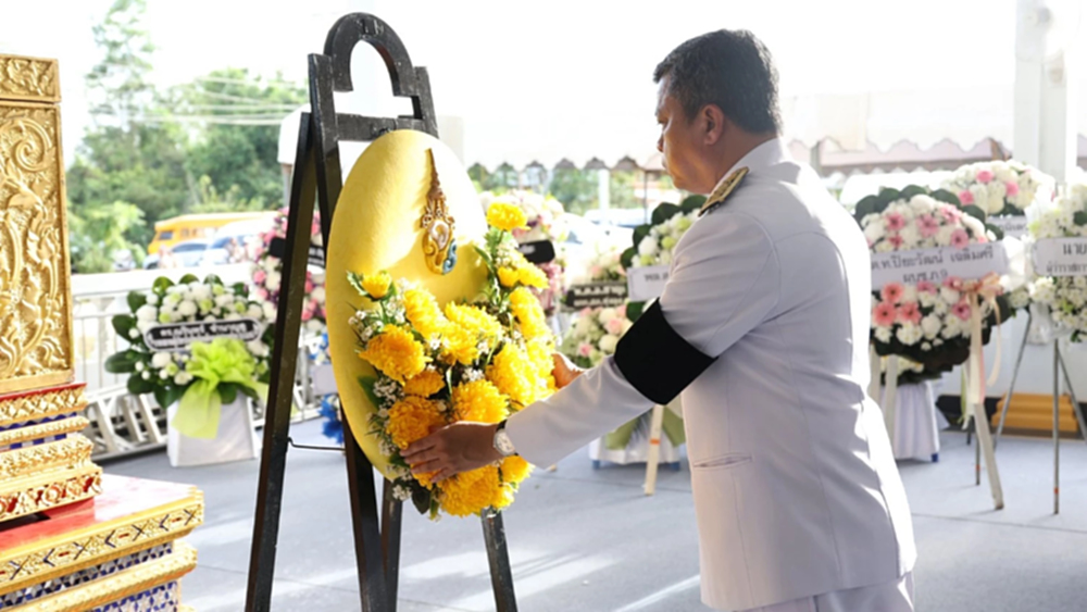 ในหลวง พระราชทานน้ำหลวงอาบศพ และพวงมาลาวางหน้าหีบศพ ผอ.โรงเรียนพะตงประธานคีรีวัฒน์