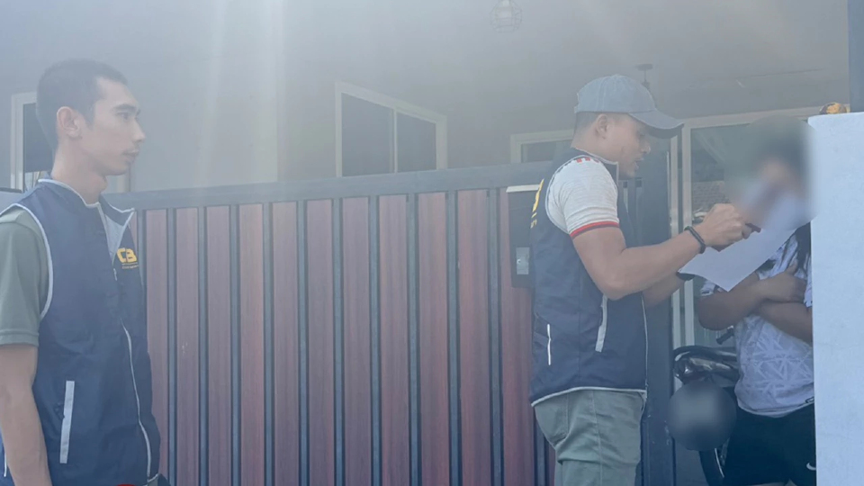 ฉ้อโกง หลอกให้รักหลอกโอนเงิน บุกจับบัญชีม้าที่ปทุมธานี