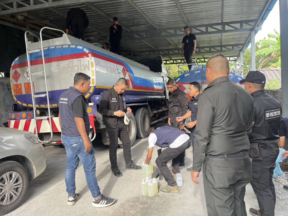 ฉก.ทลายคลังน้ำมันเถื่อนกลางเมืองร่อนพิบูลย์ เร่งขยายผลโยงคนดัง