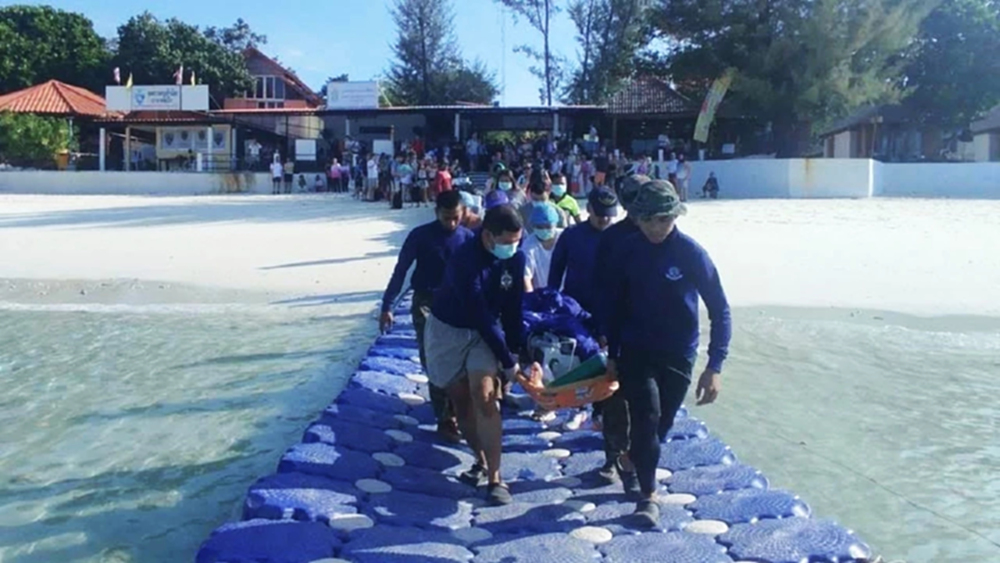 ทหารเรือเร่งช่วยชีวิตนักท่องเที่ยวฉุกเฉิน เกาะหลีเป๊ะ มีอาการหัวใจหยุดเต้น