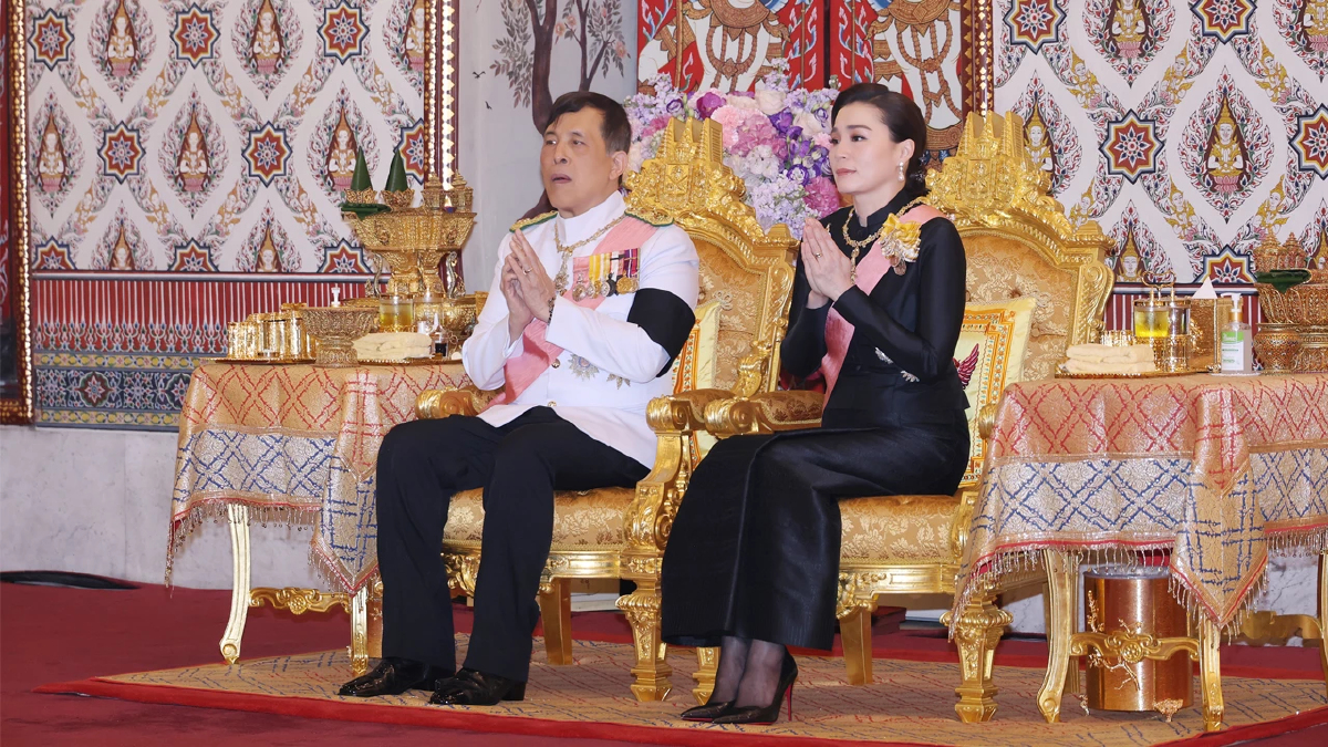 ในหลวง-พระราชินี เสด็จฯ ไปทรงบำเพ็ญพระราชกุศลสตมวาร ถวายพระบรมศพ สมเด็จพระนางเจ้าสิริกิติ์ พระบรมราชินีนาถ พระบรมราชชนนีพันปีหลวง