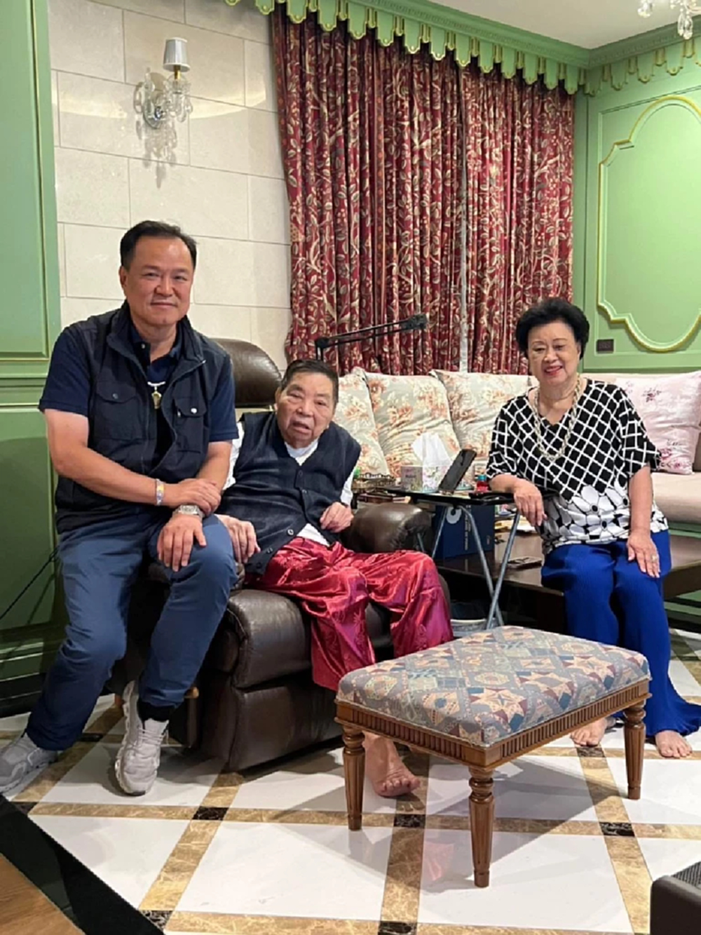 ‘อนุทิน’ โพสต์ภาพพบพ่อแม่ก่อนแถลงท่าทีภูมิใจไทย