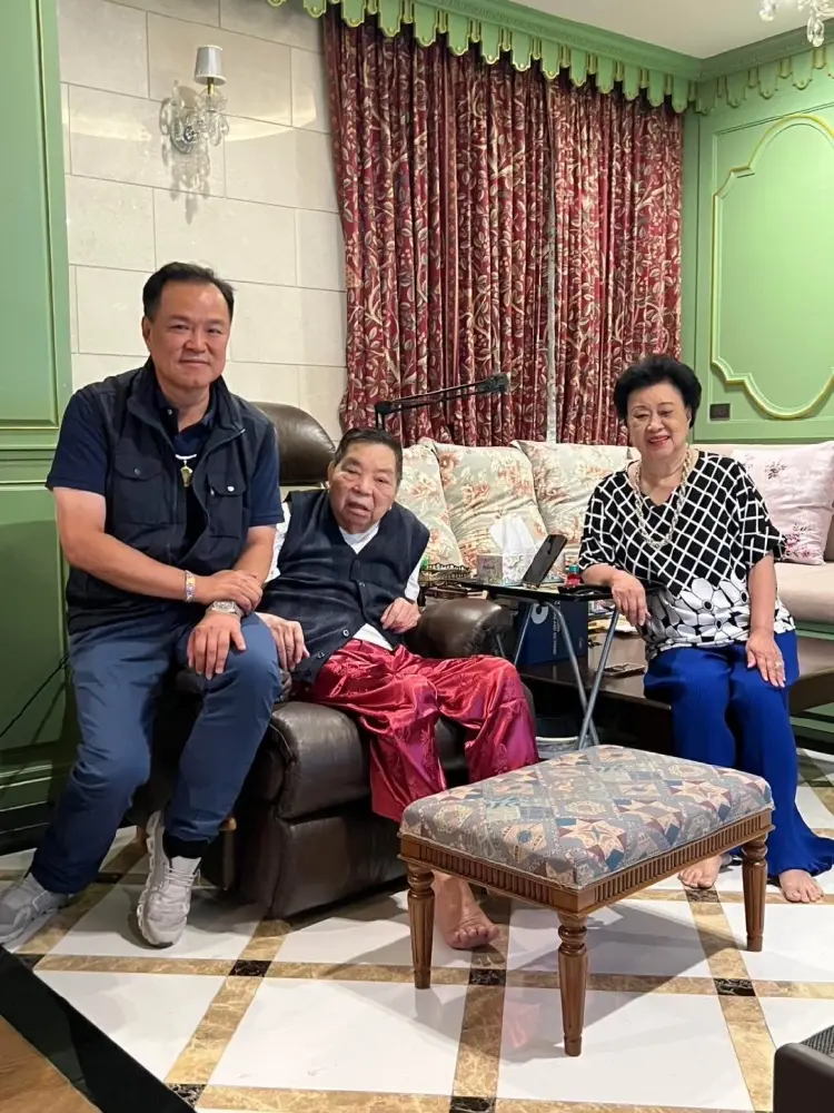 ‘อนุทิน’ โพสต์ภาพพบพ่อแม่ก่อนแถลงท่าทีภูมิใจไทย